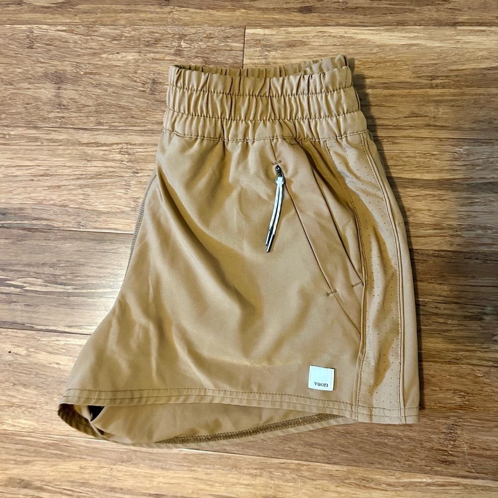 Vuori Women’s Dash Shorts Tan/Camel S